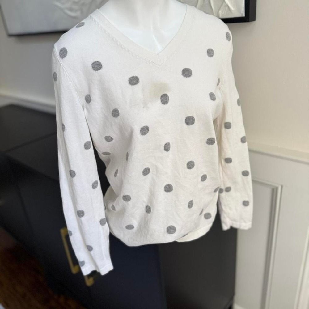 White and grey polka‎ dot sweater